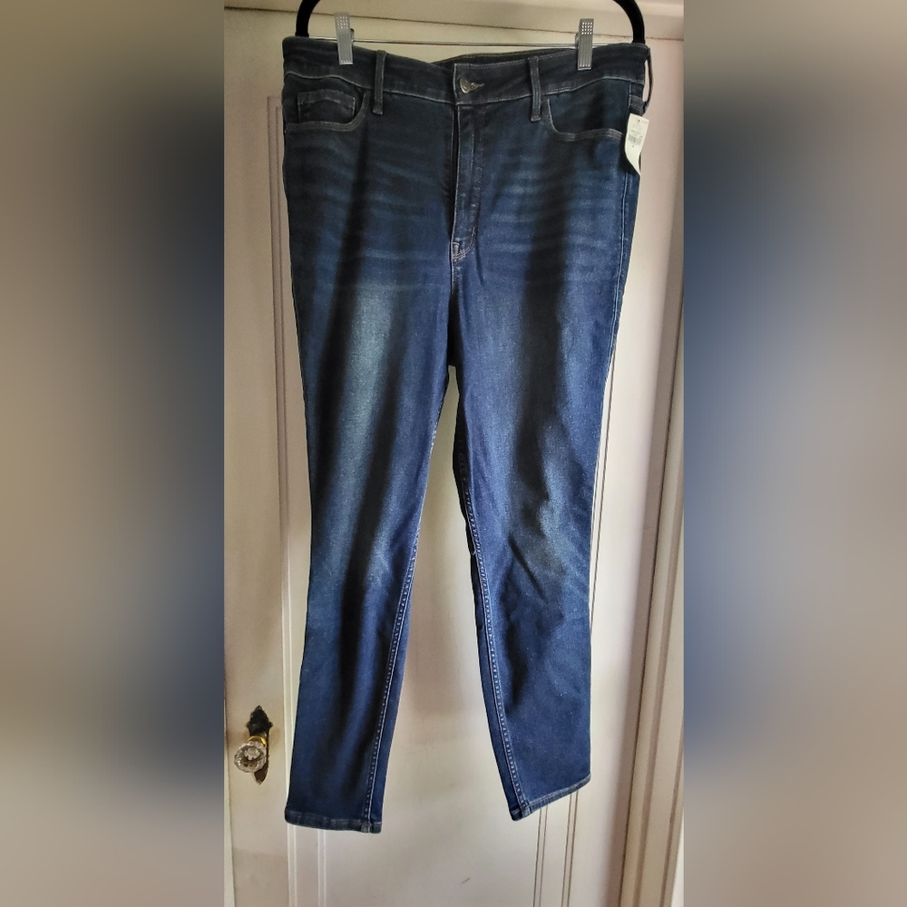 Old Navy Extra High Rise Super-Skinny Jeans for Women. Size 16, dark wash.